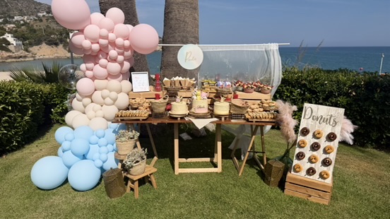 Mesa dulce de catering con donuts y pastelería para celebraciones en Tarragona