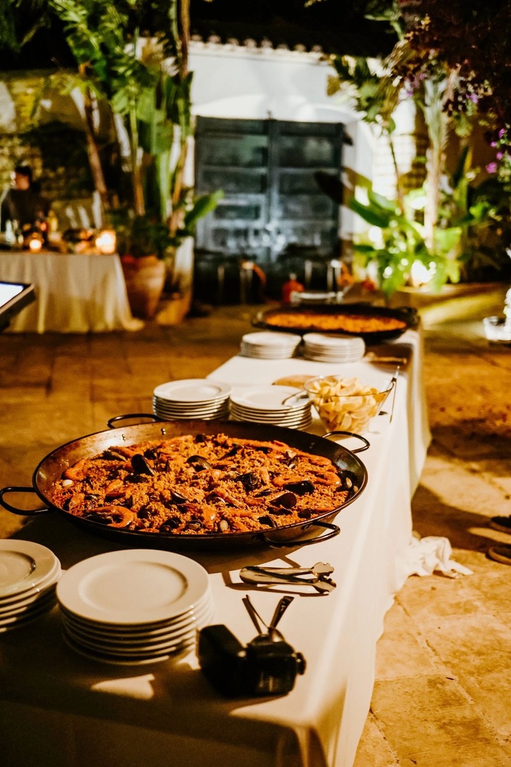 Paella de marisco en buffet de catering para bodas en Tarragona al aire libre