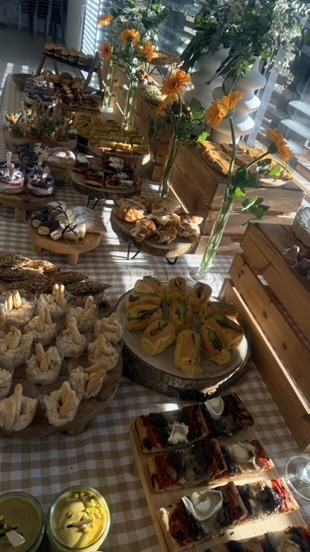Coffee break de catering para empresas en Barcelona con bocaditos y pastas saladas