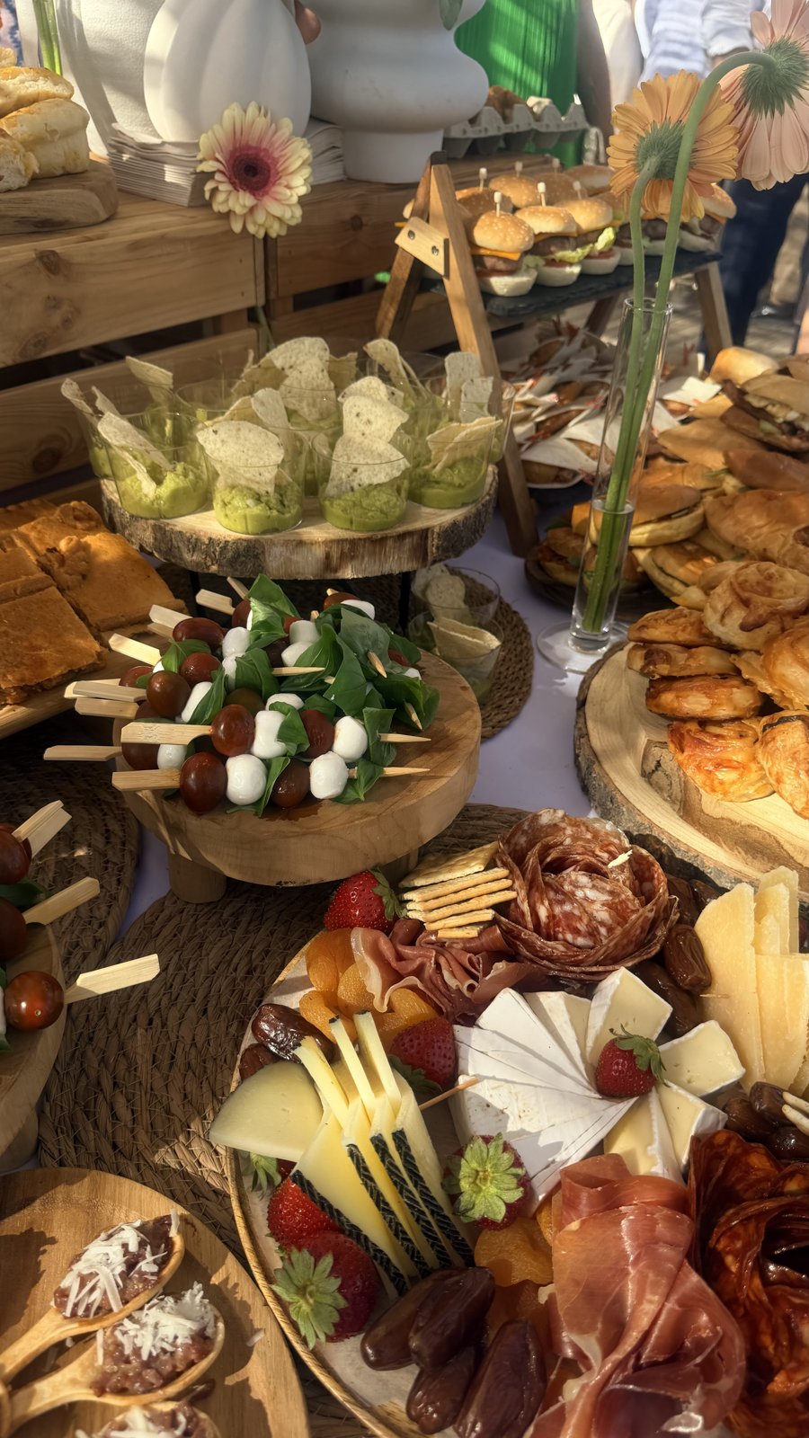Buffet de catering para eventos privados y comuniones en El Vendrell con montaditos y tablas de queso