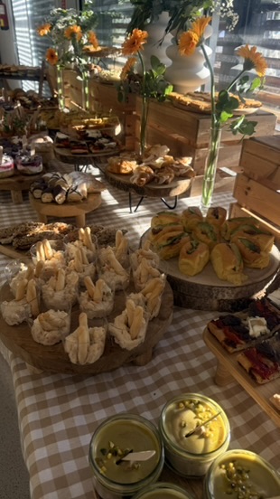 Buffet de catering para comuniones en El Vendrell con tablas de madera y aperitivos